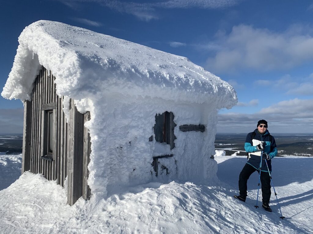 Kuvassa Asko Laitinen Rukan huipulla
